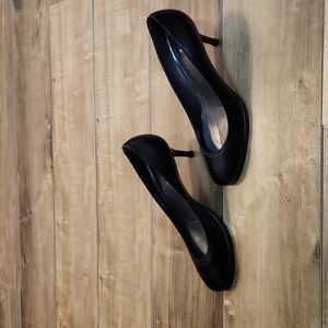 Stuart Weitzman black leather pumps size 7N made in Spain classic